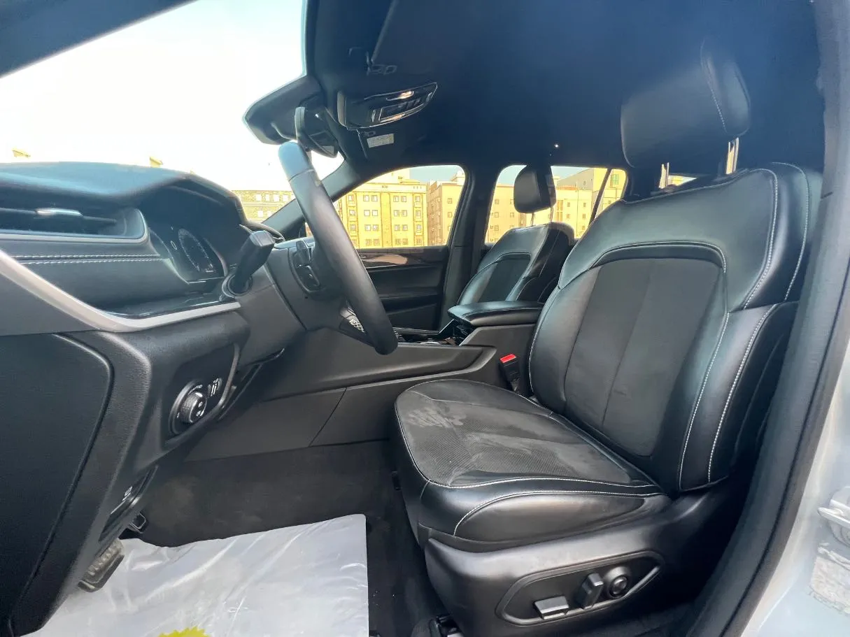 Car image 12