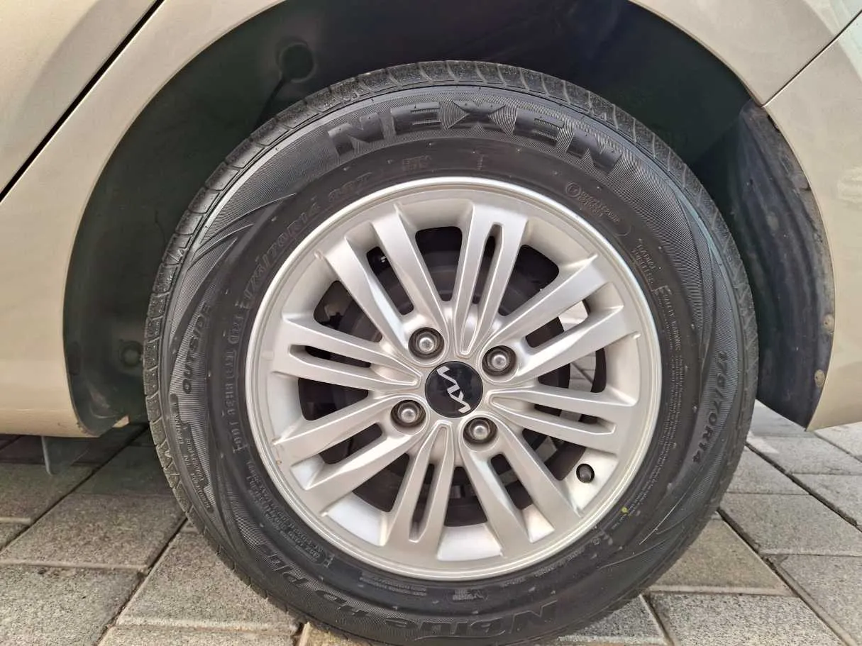 Car image 10