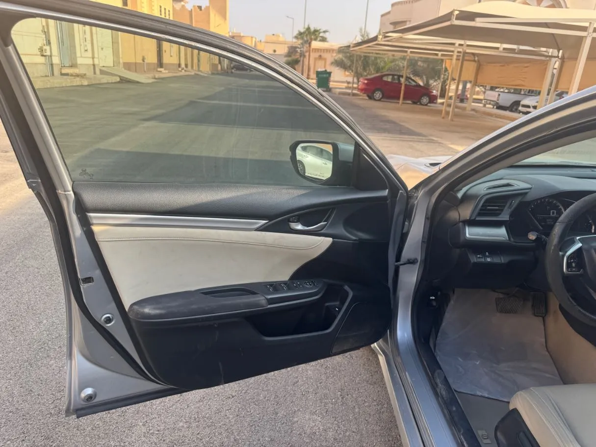 Car image 10