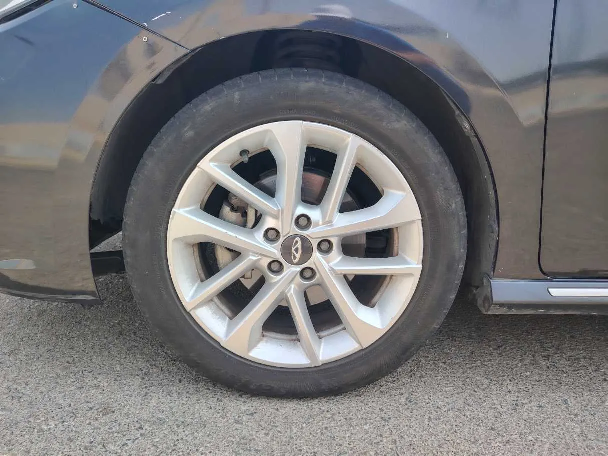 Car image 9