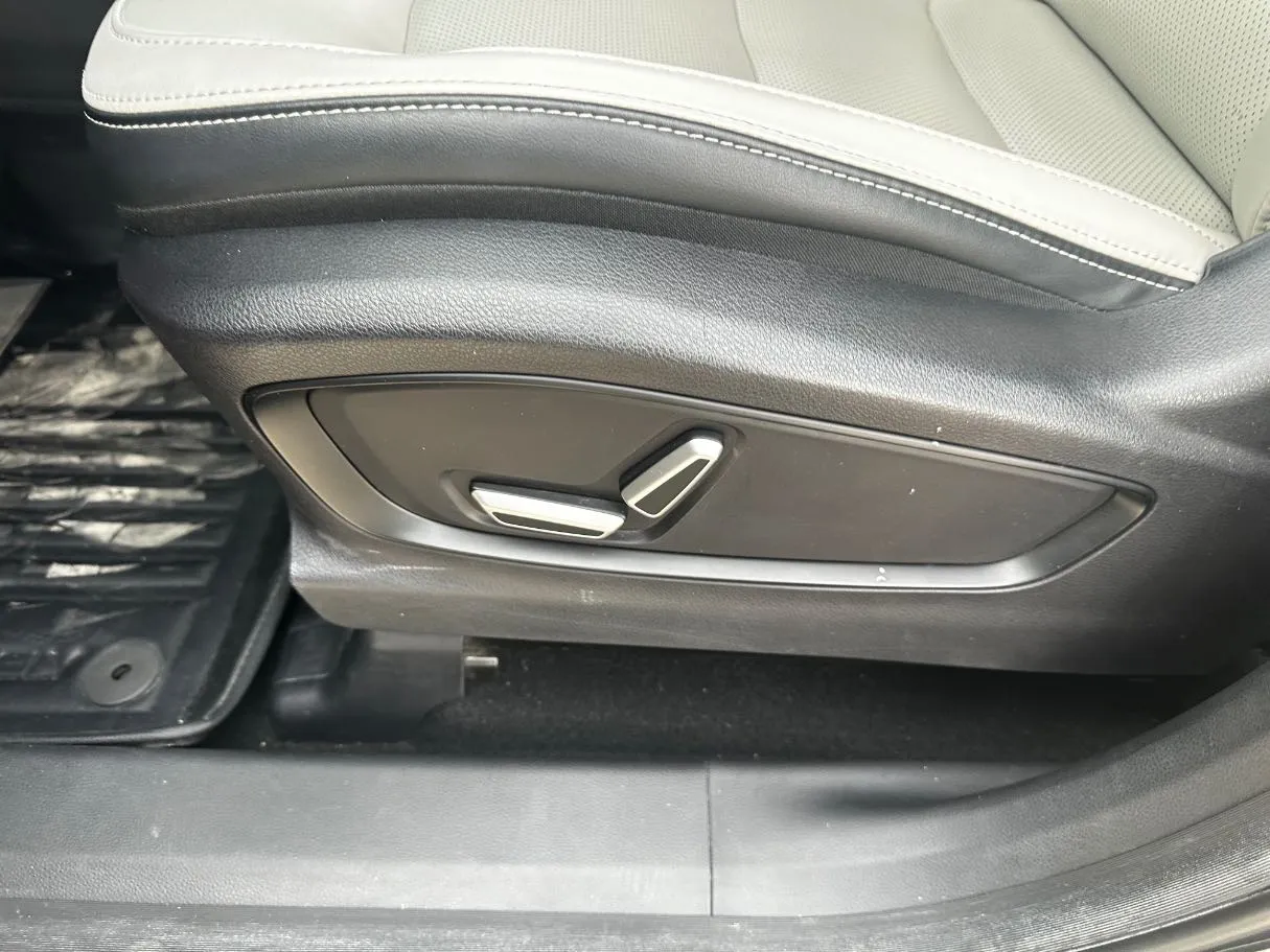 Car image 28