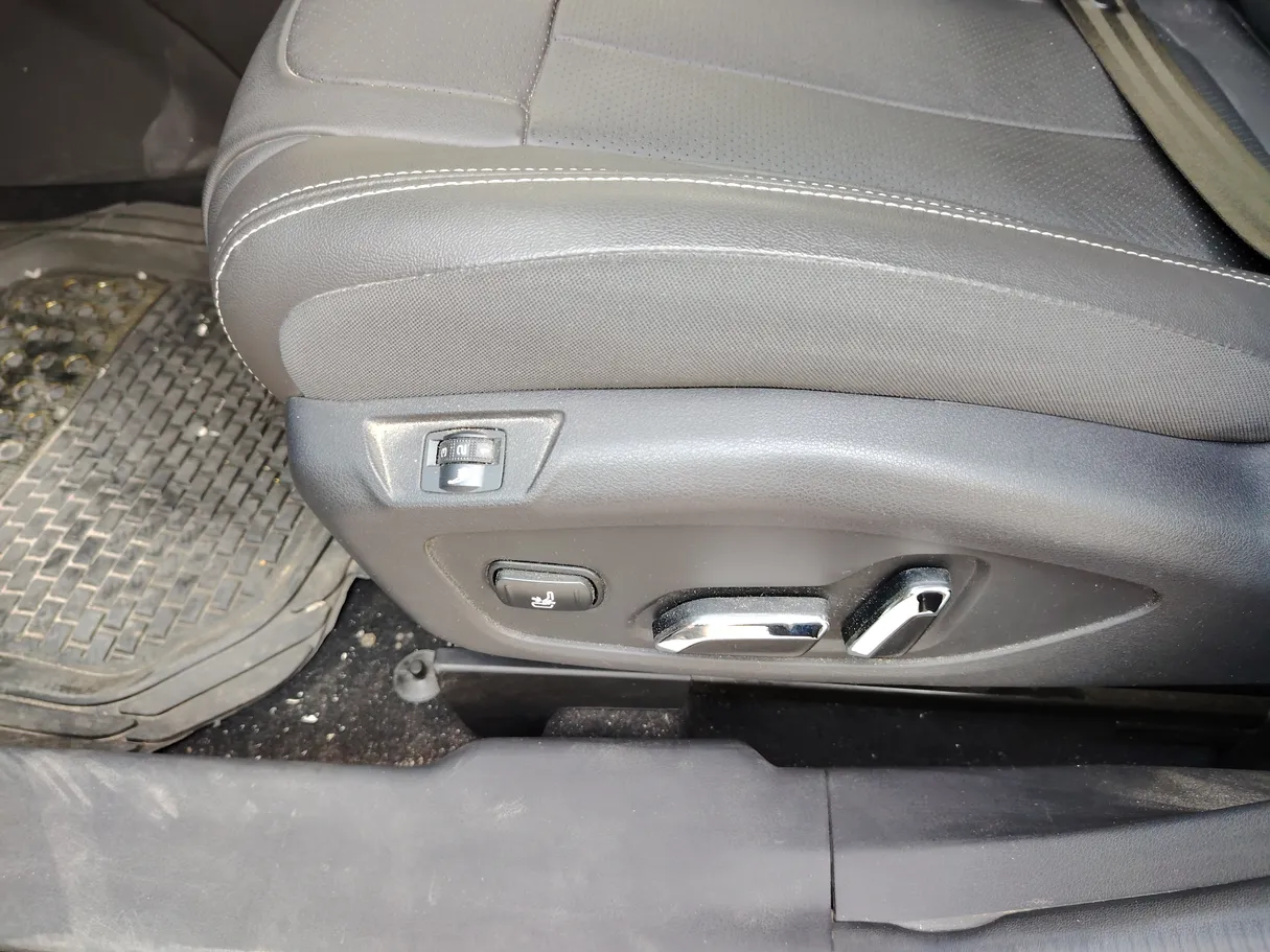 Car image 22