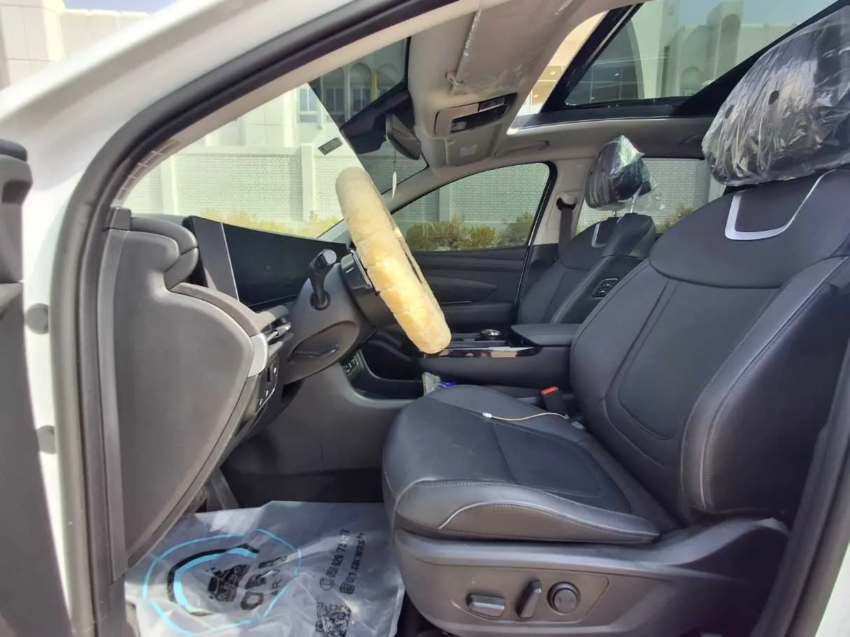 Car image 12