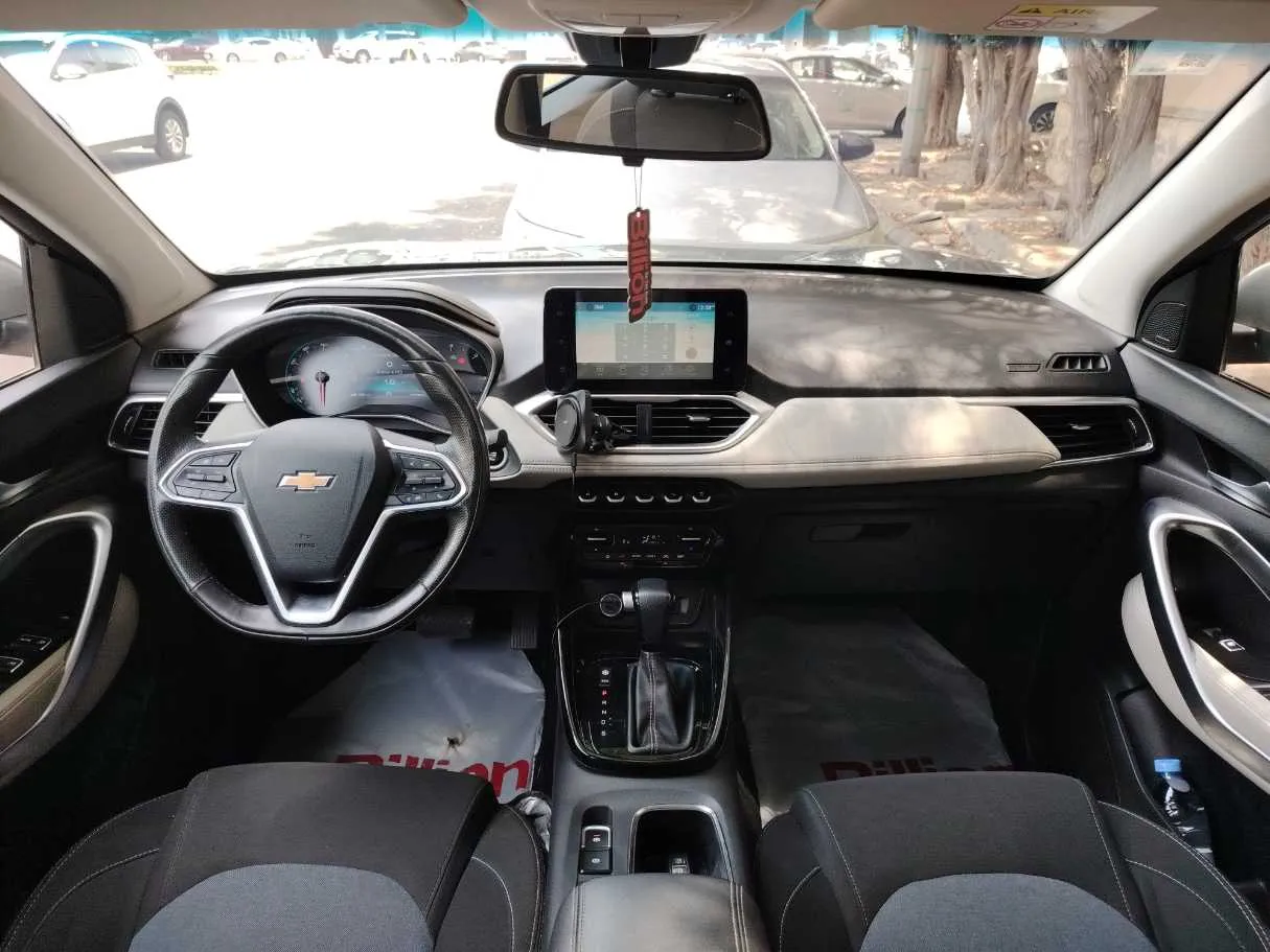 Car image 19