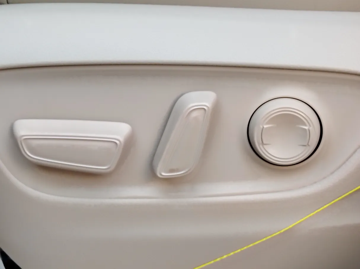 Car image 33