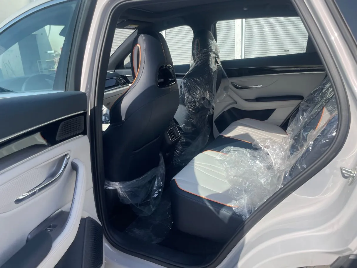 Car image 16