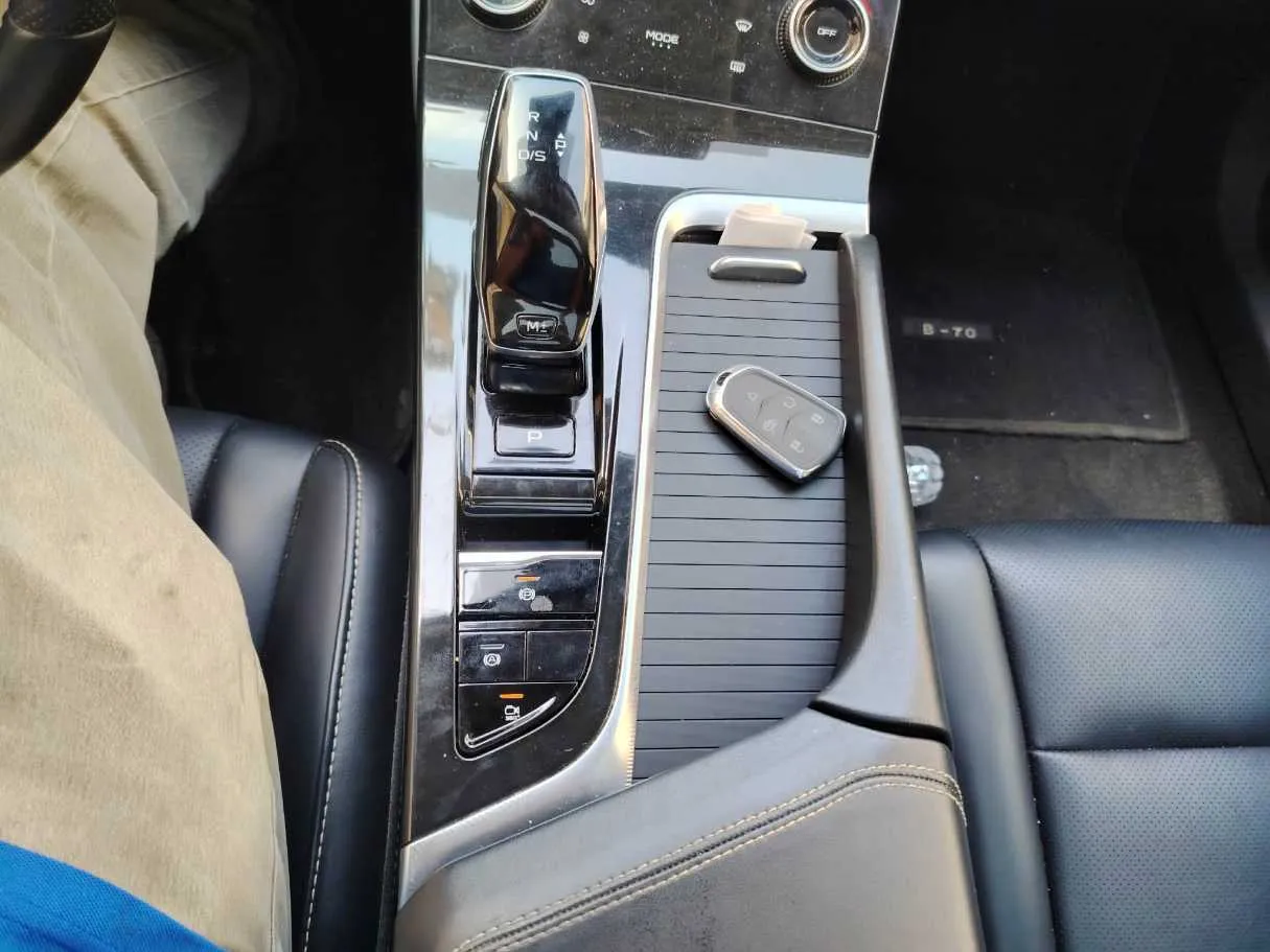 Car image 24