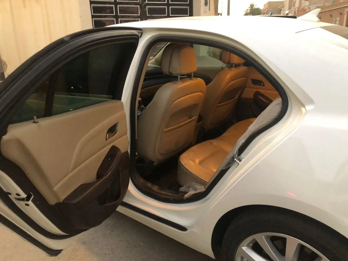 Car image 14