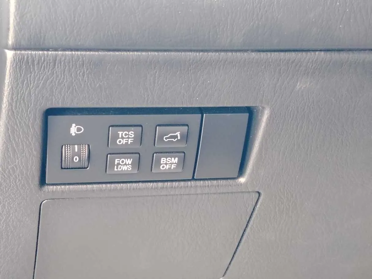 Car image 26