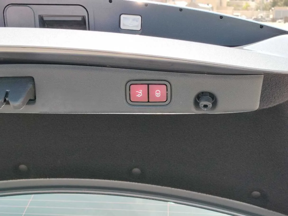 Car image 30