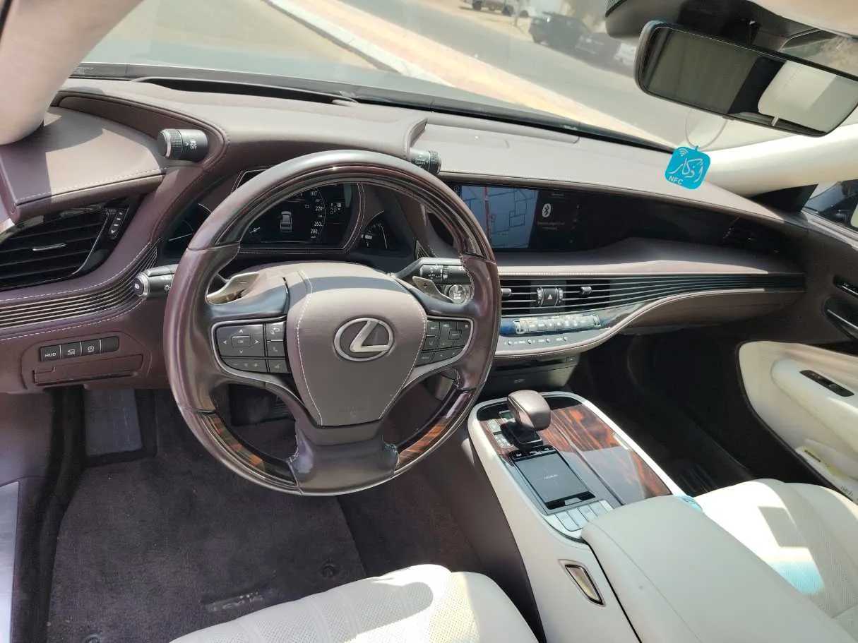 Car image 11