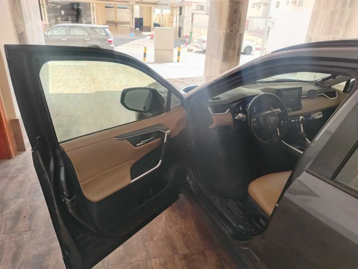 Car image 10