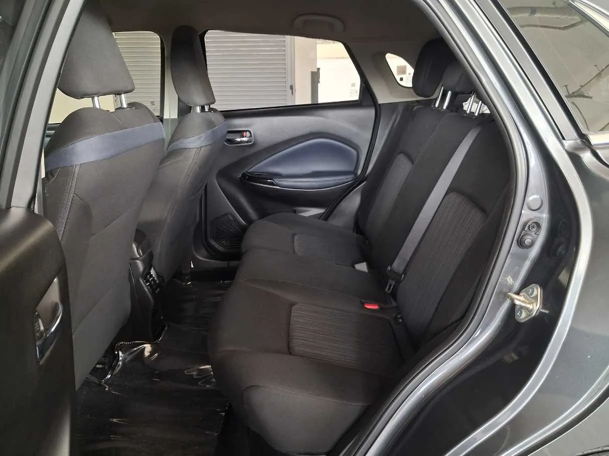 Car image 12