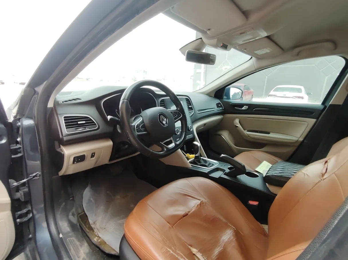 Car image 11