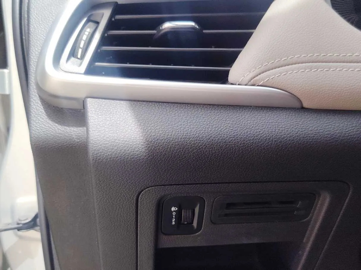 Car image 28