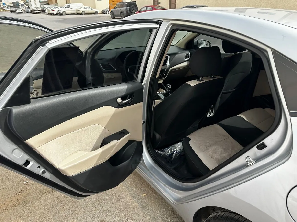 Car image 14