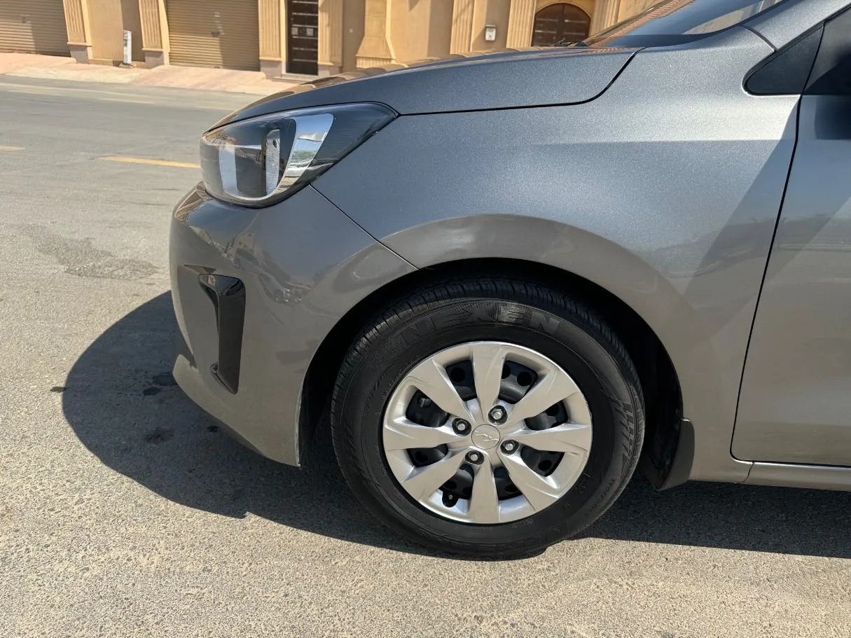 Car image 9