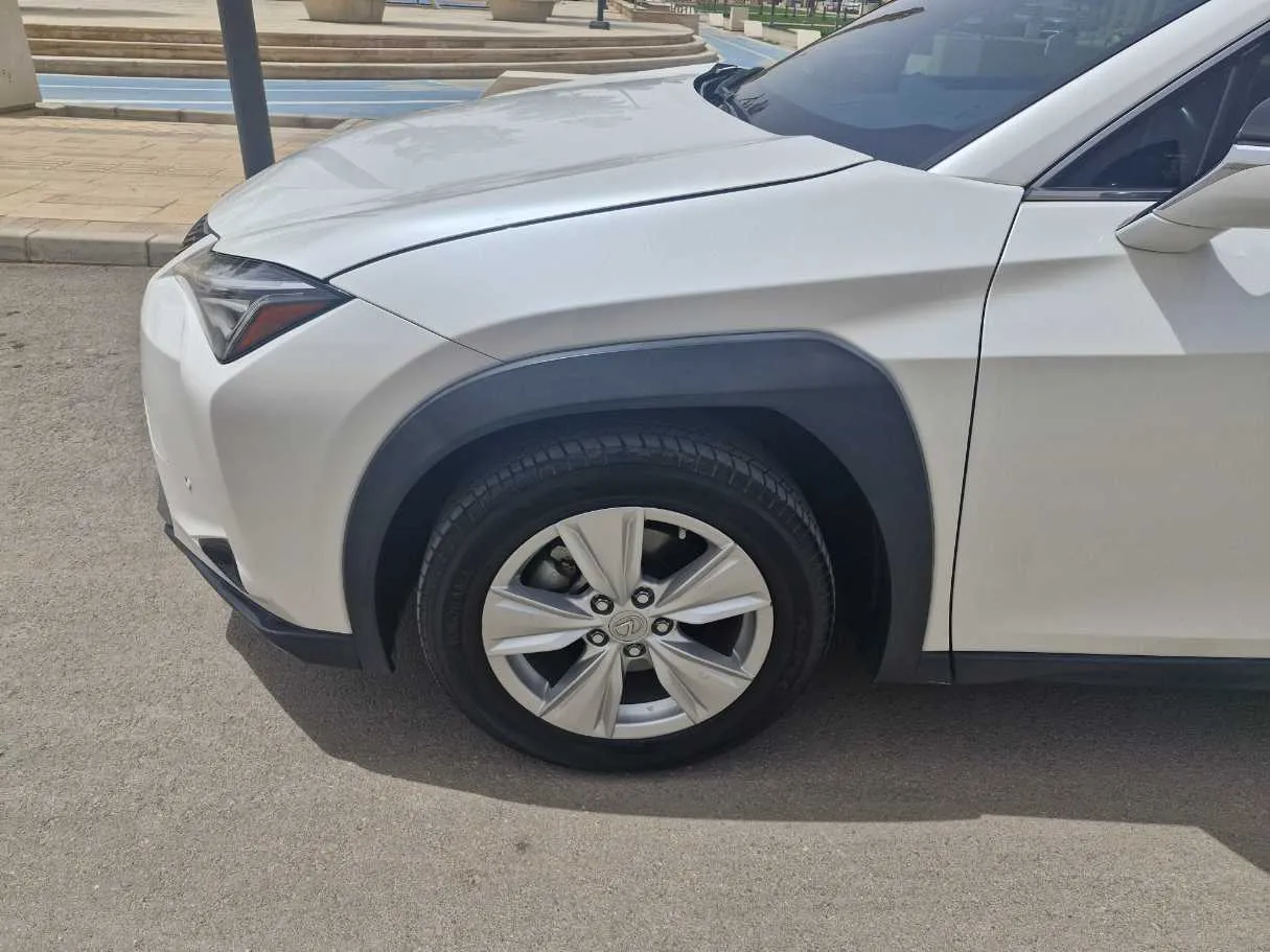 Car image 9