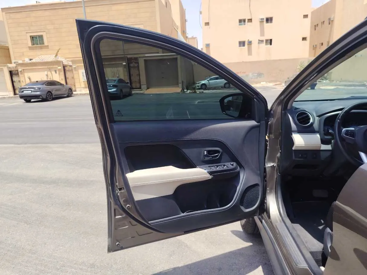 Car image 11