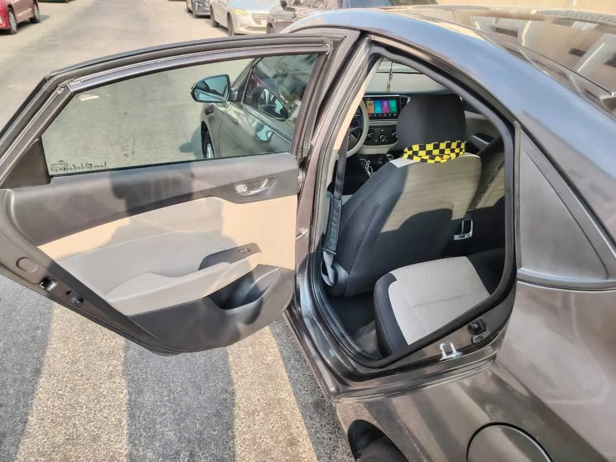 Car image 18