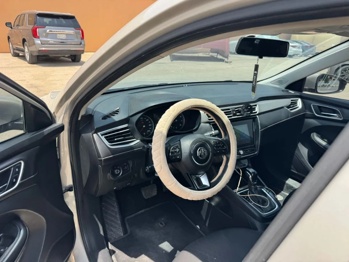 Car image 12