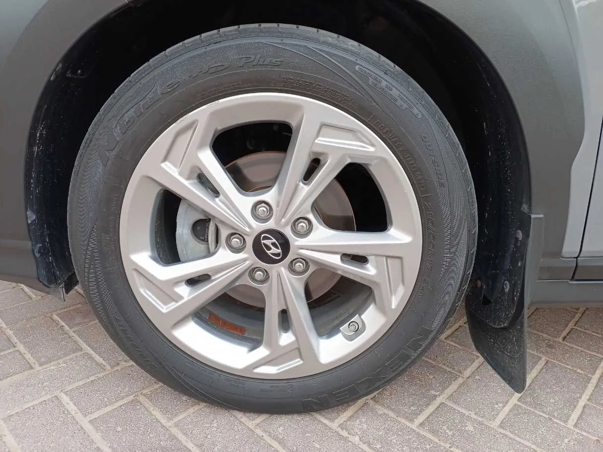 Car image 9