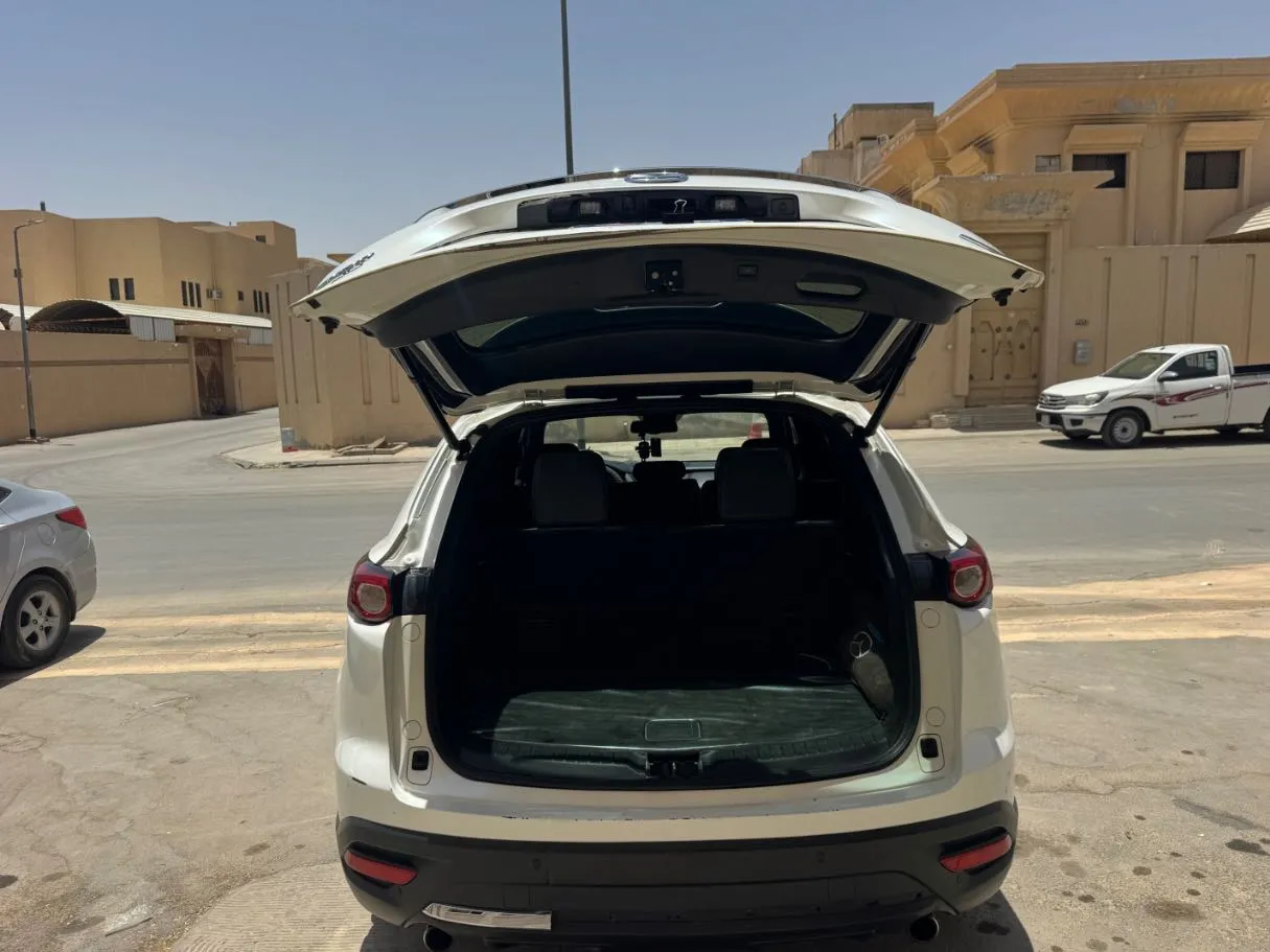 Car image 19
