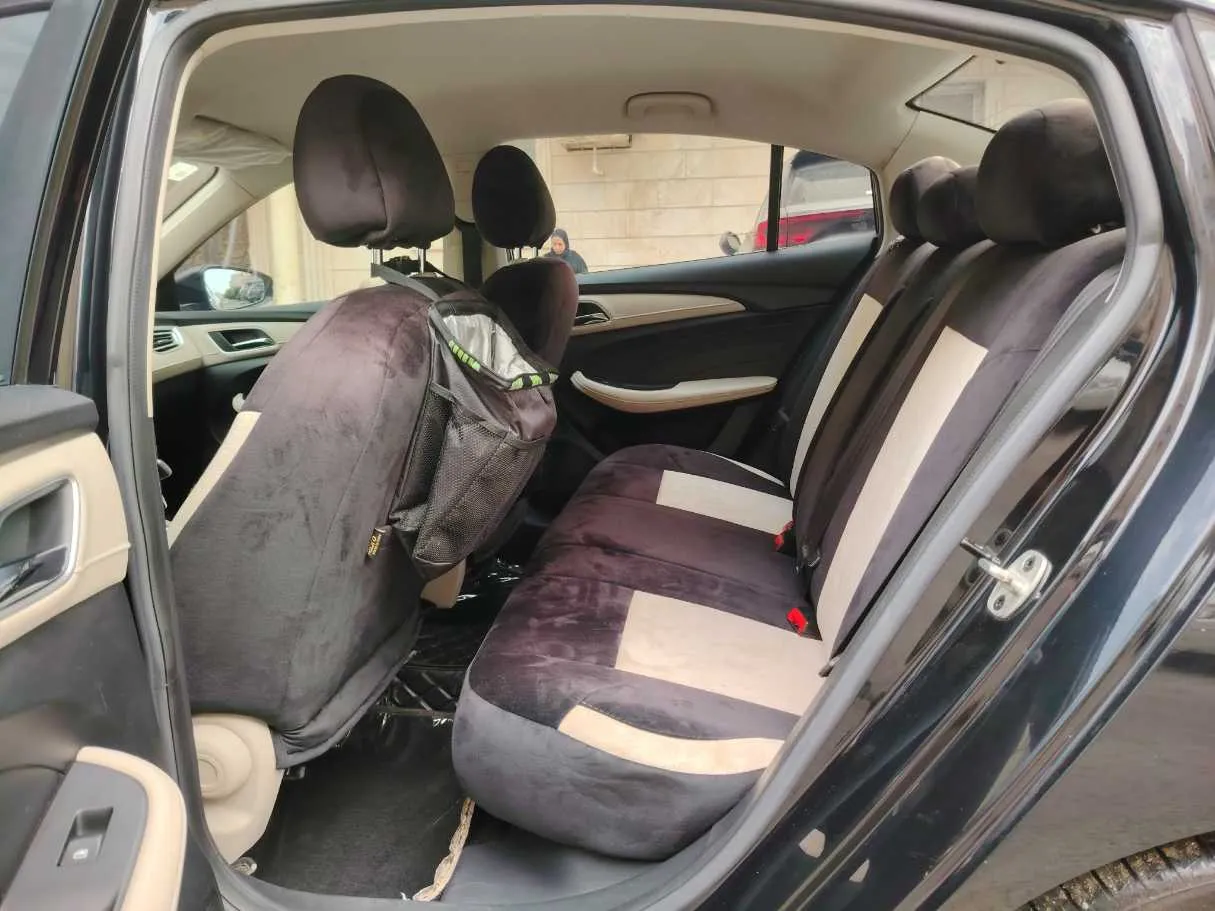 Car image 18