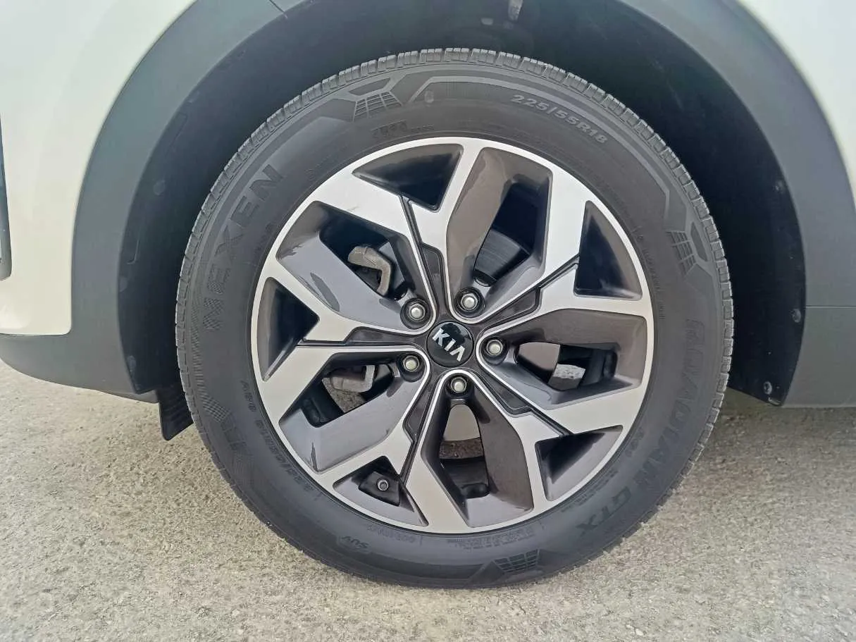 Car image 10