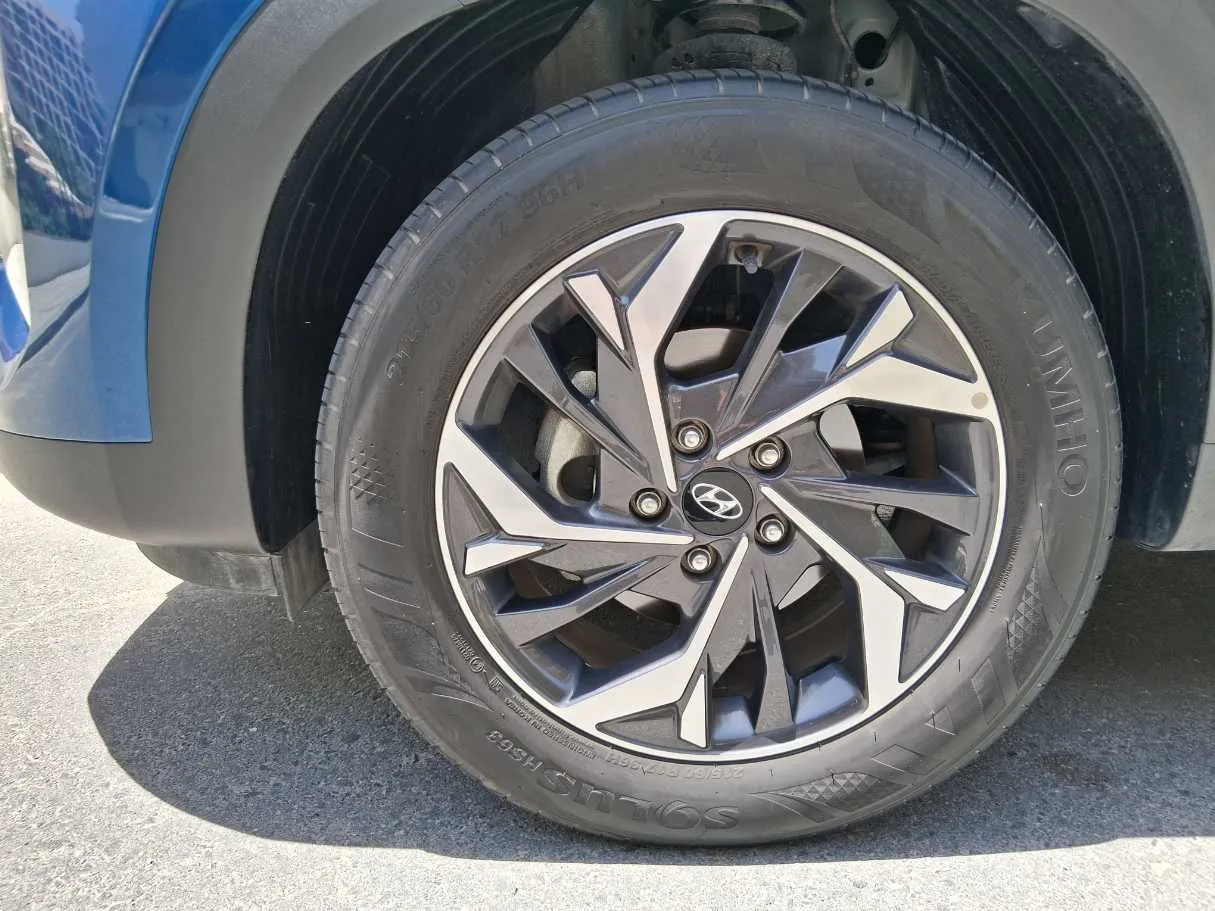 Car image 9