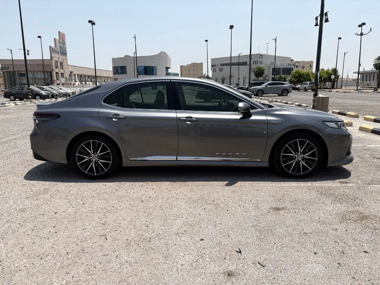 Car image 4