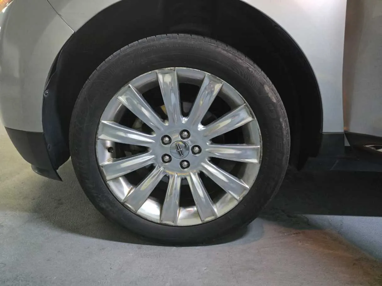 Car image 9