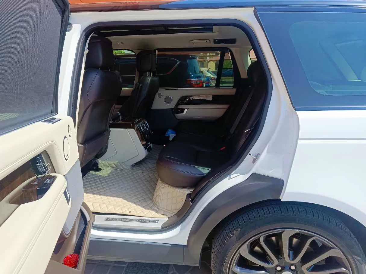 Car image 19