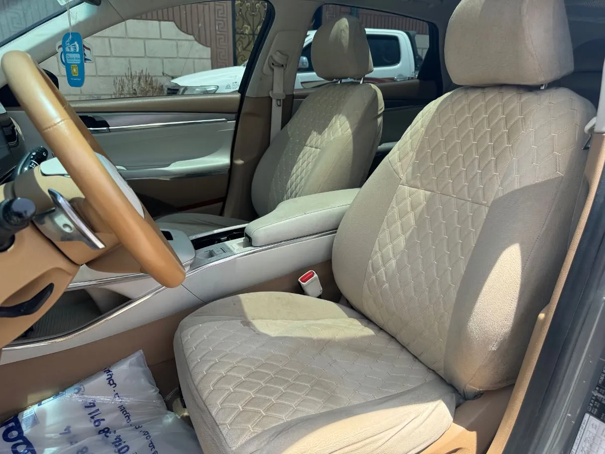 Car image 11