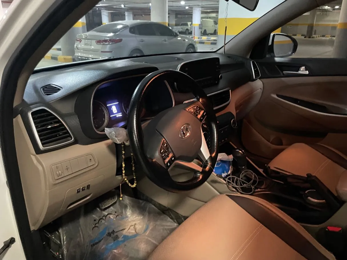 Car image 11