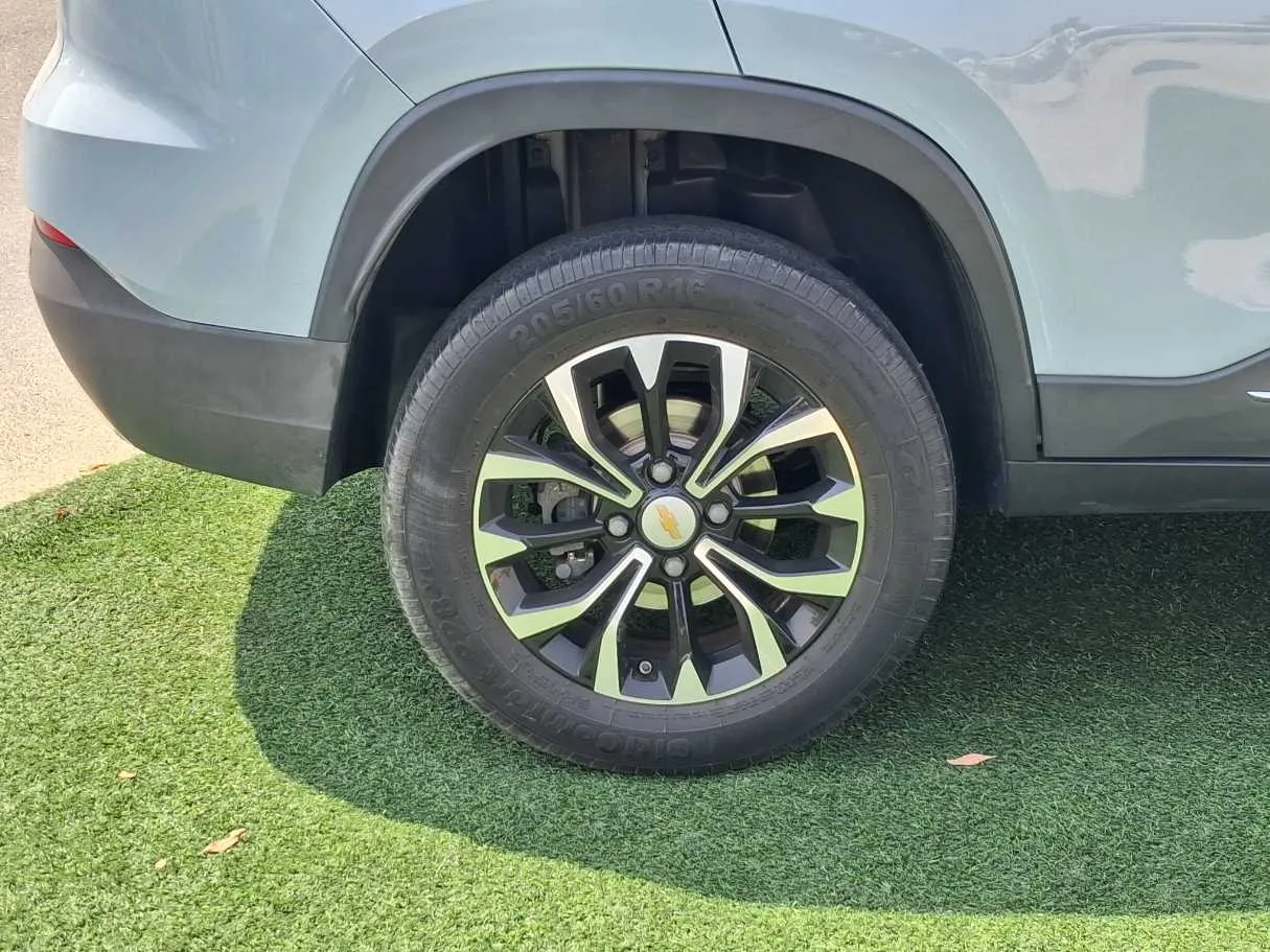 Car image 9