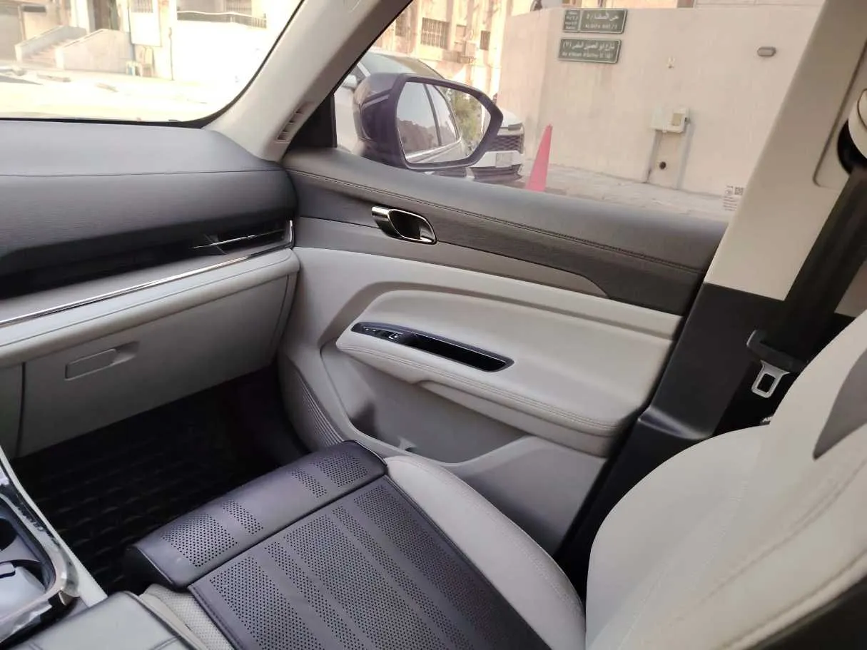 Car image 30