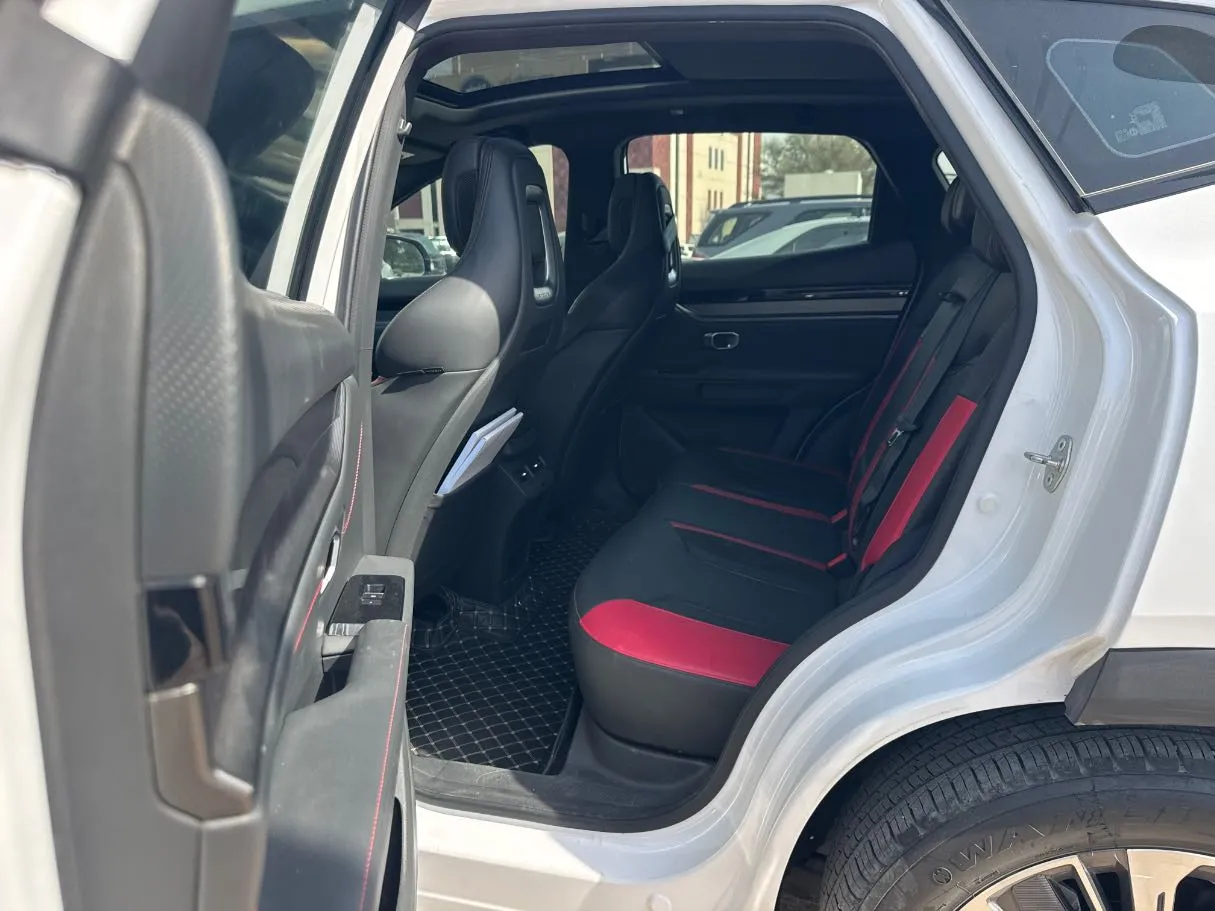 Car image 13