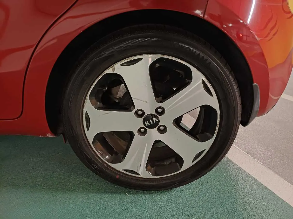 Car image 9