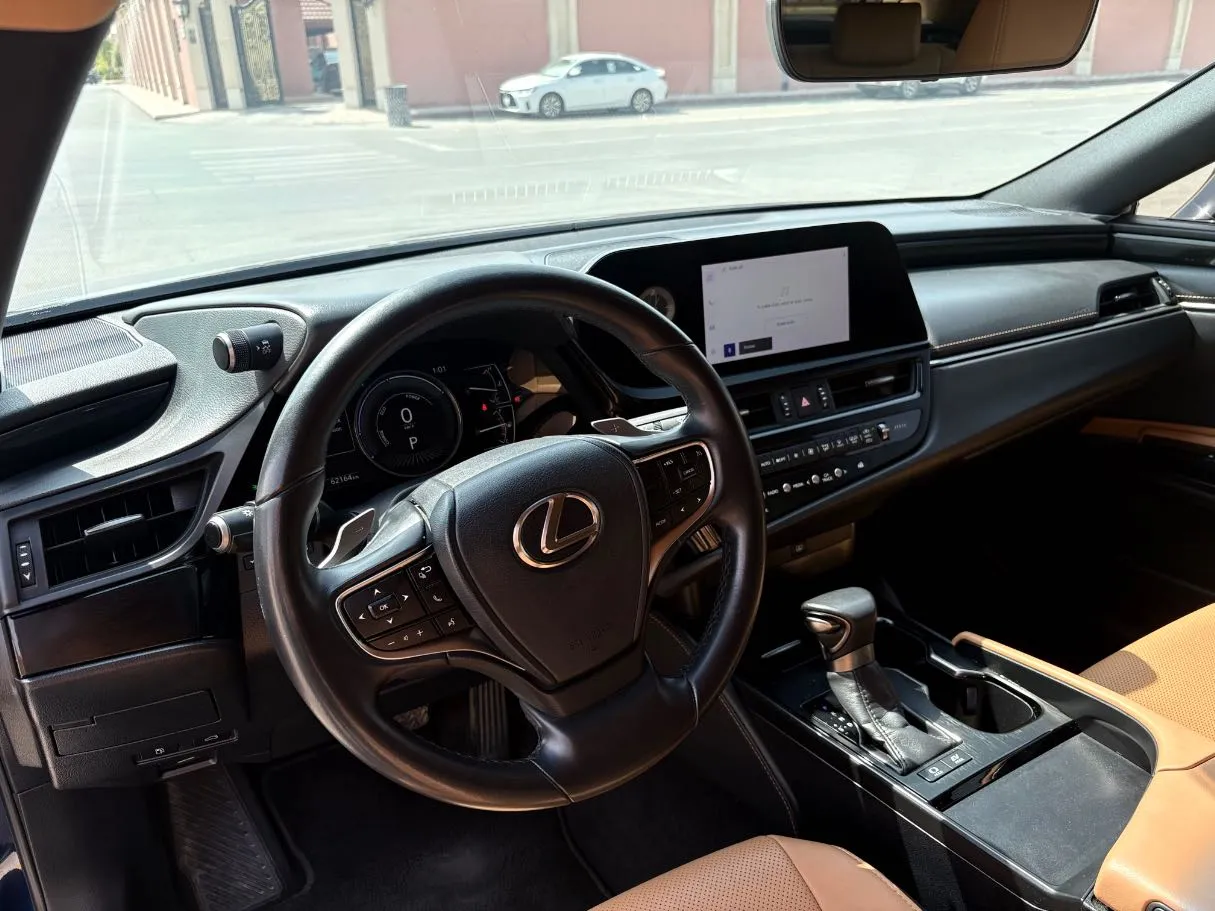 Car image 12