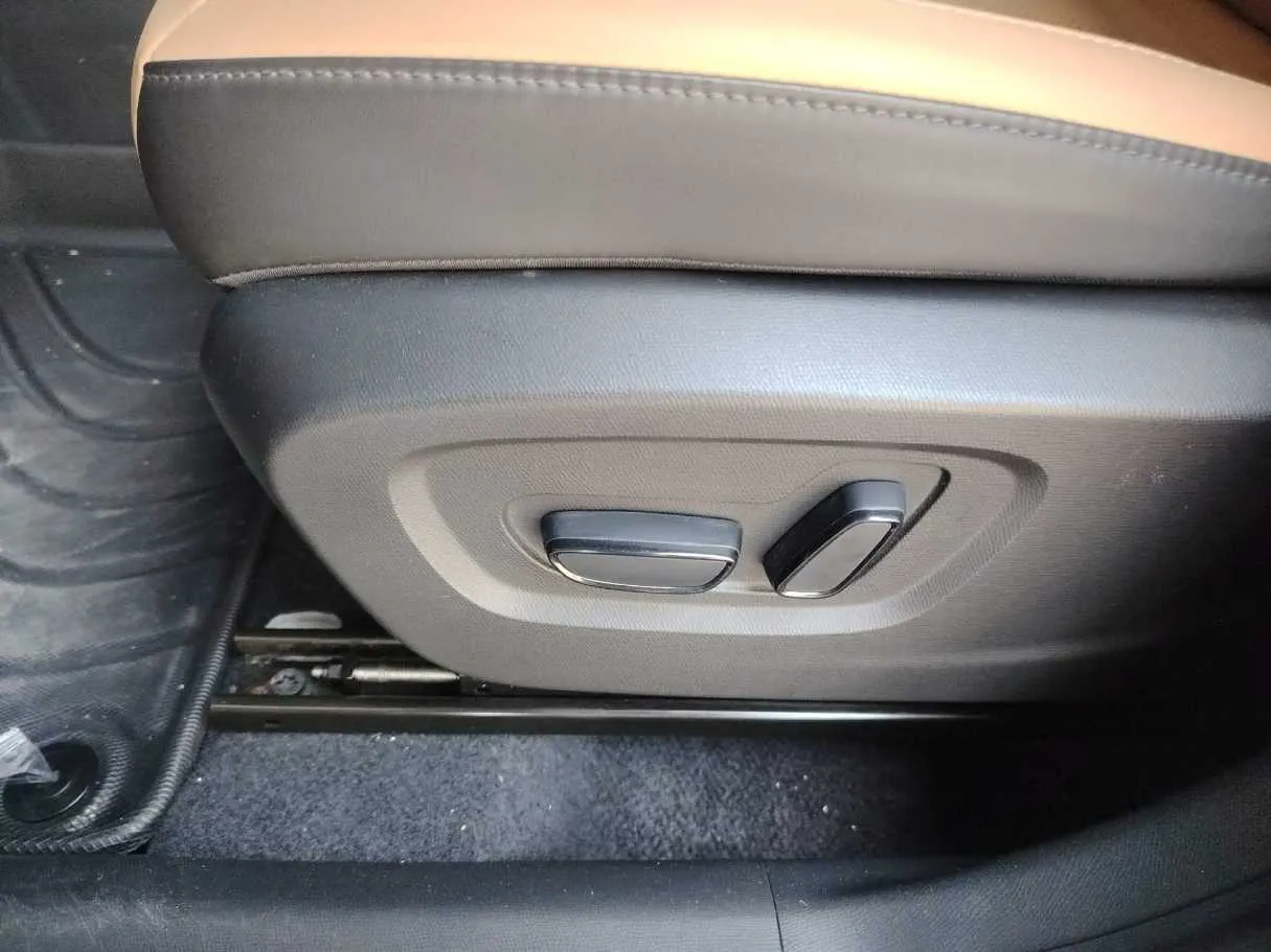 Car image 40