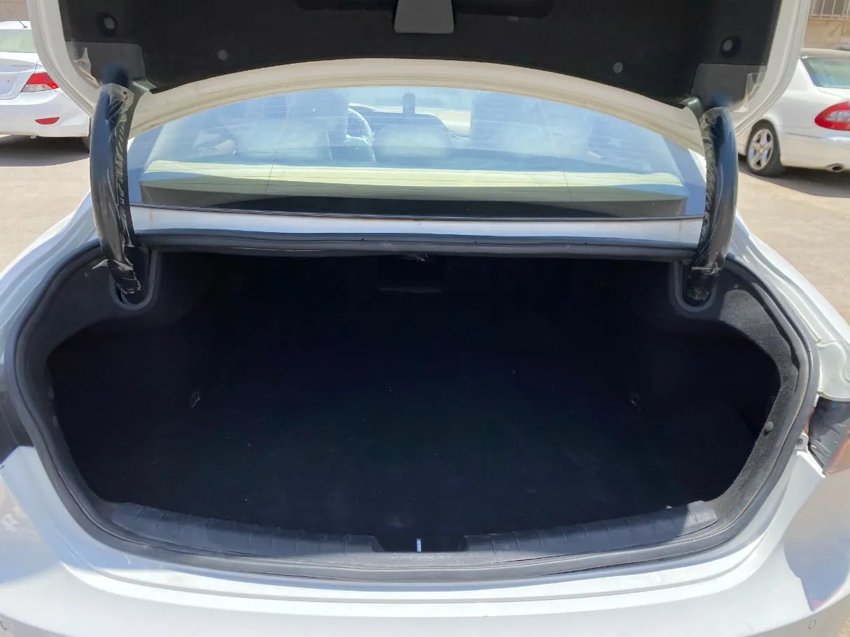 Car image 12