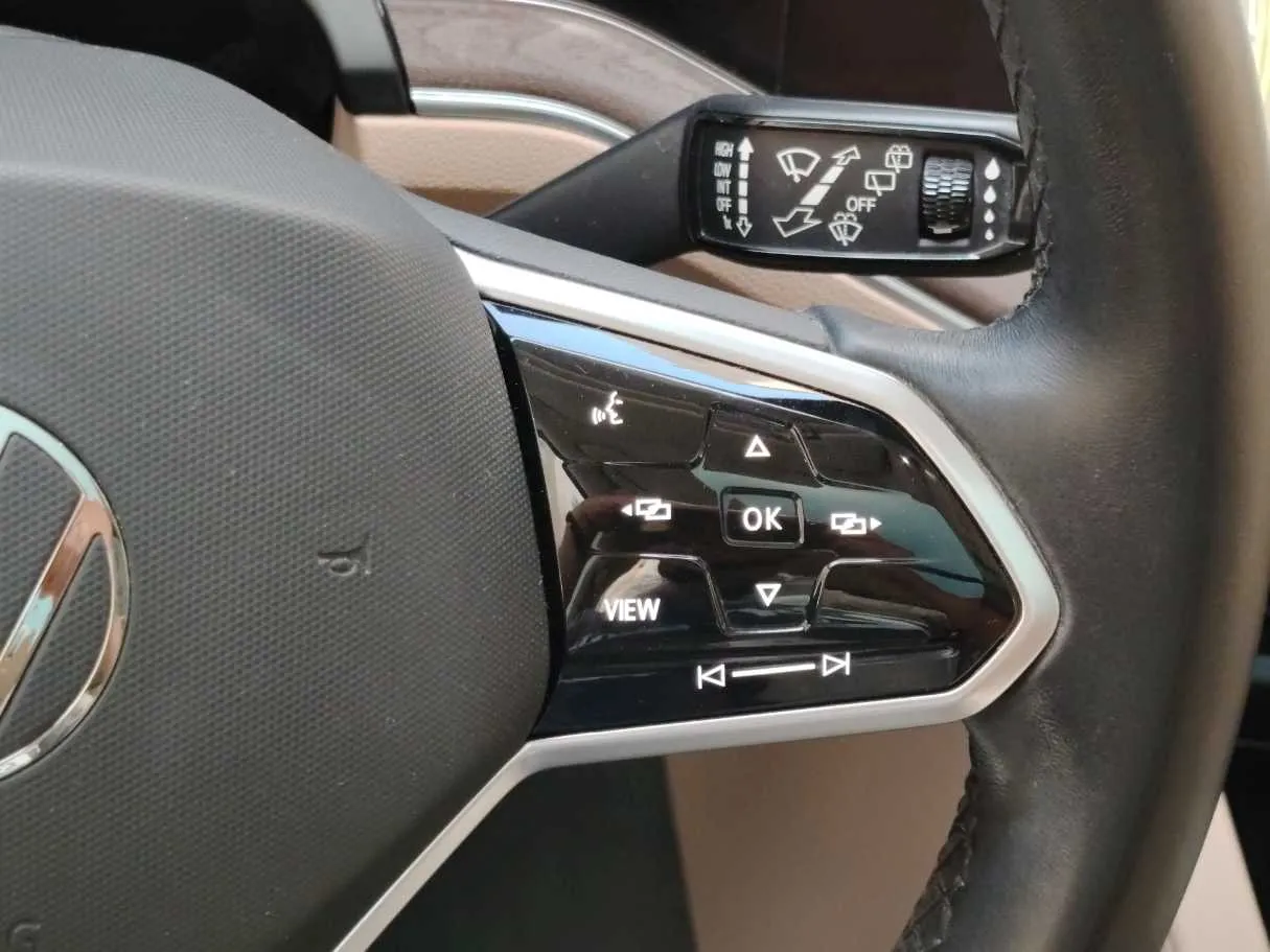 Car image 26