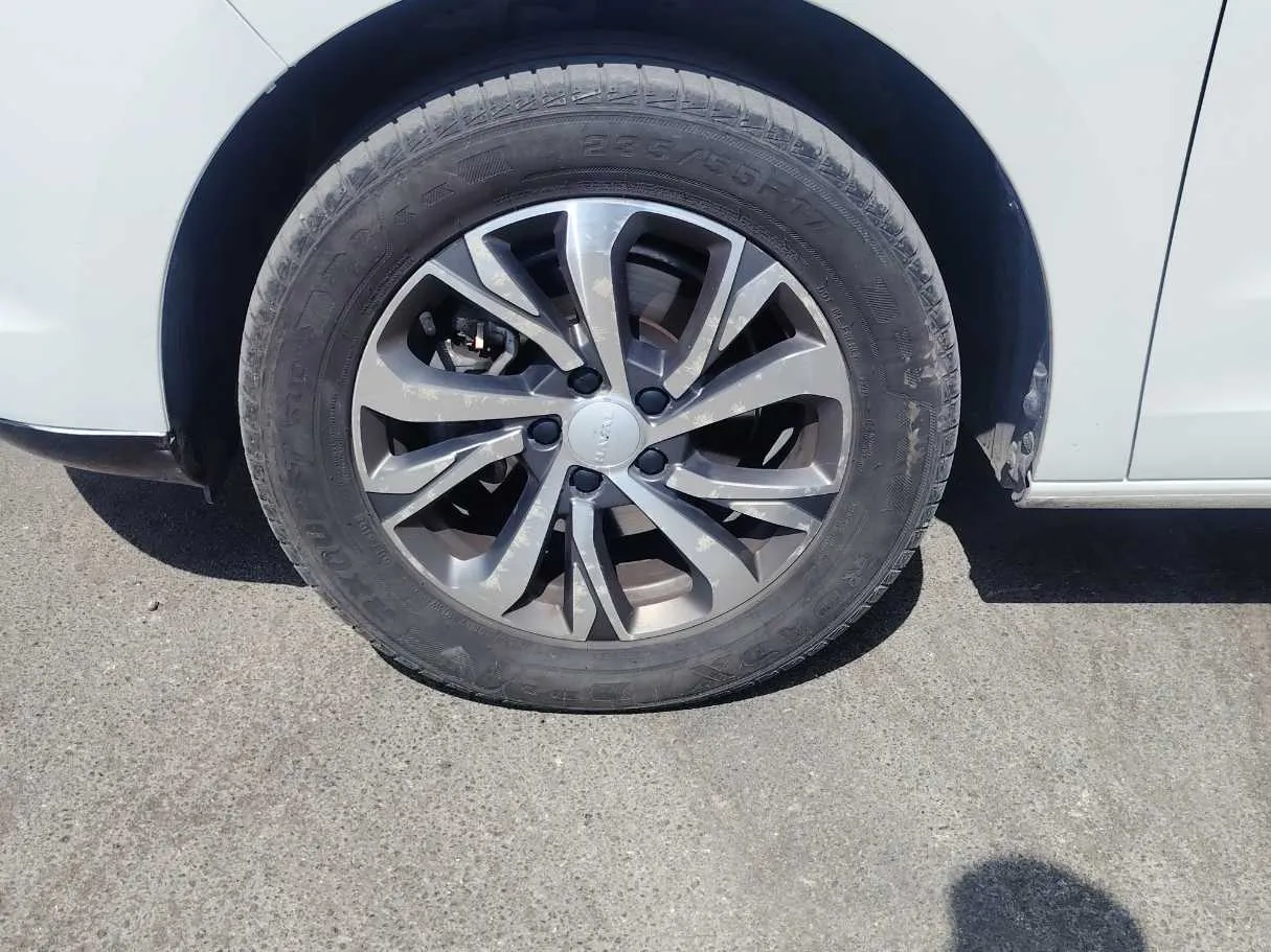 Car image 9