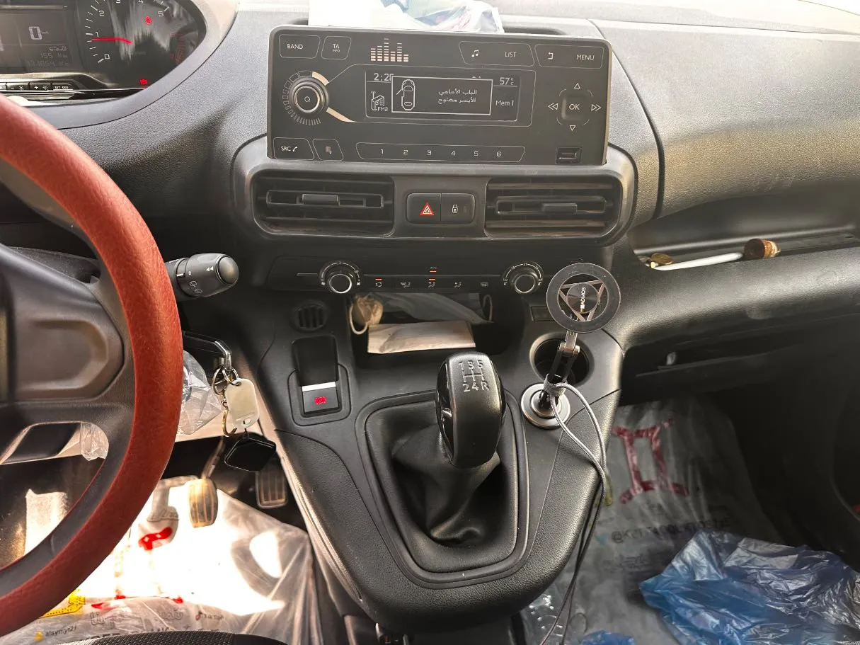 Car image 12