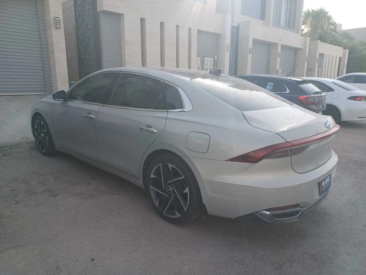 Car image 9