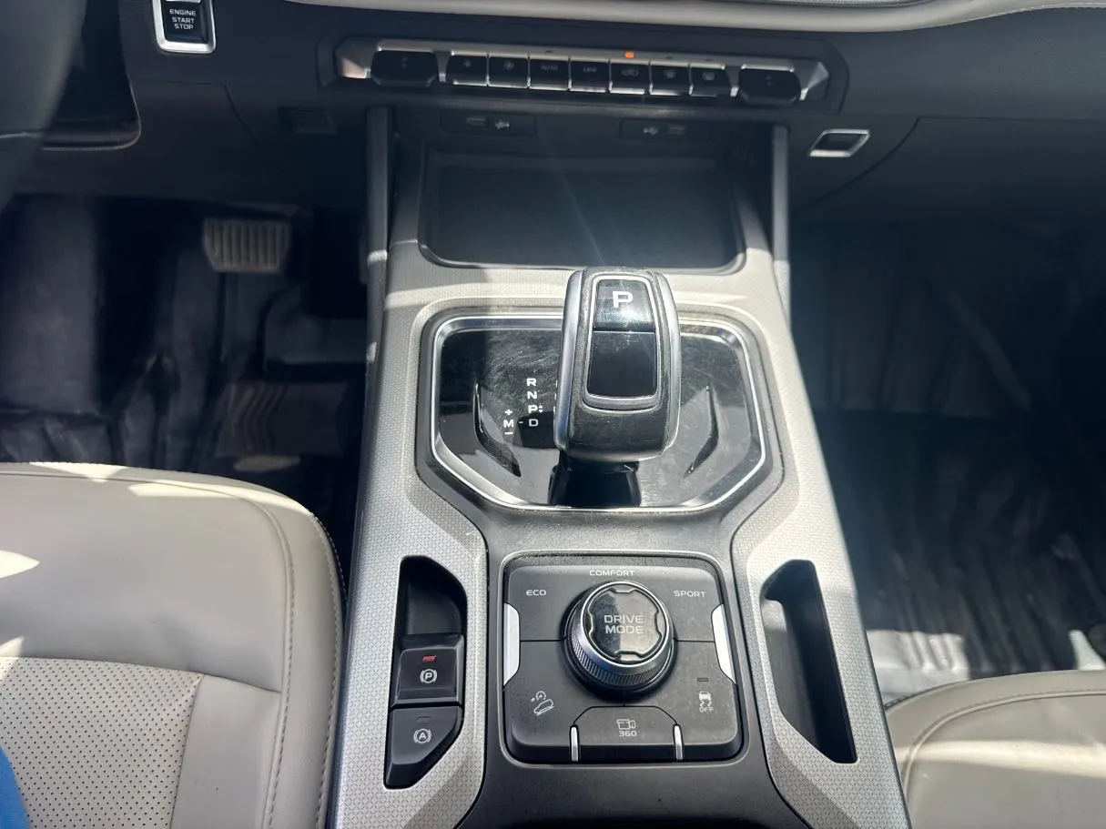 Car image 14