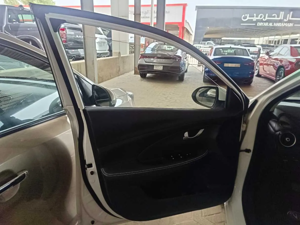 Car image 8