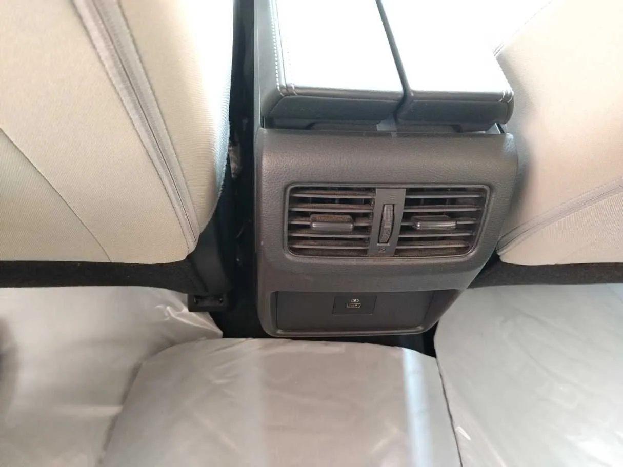 Car image 32