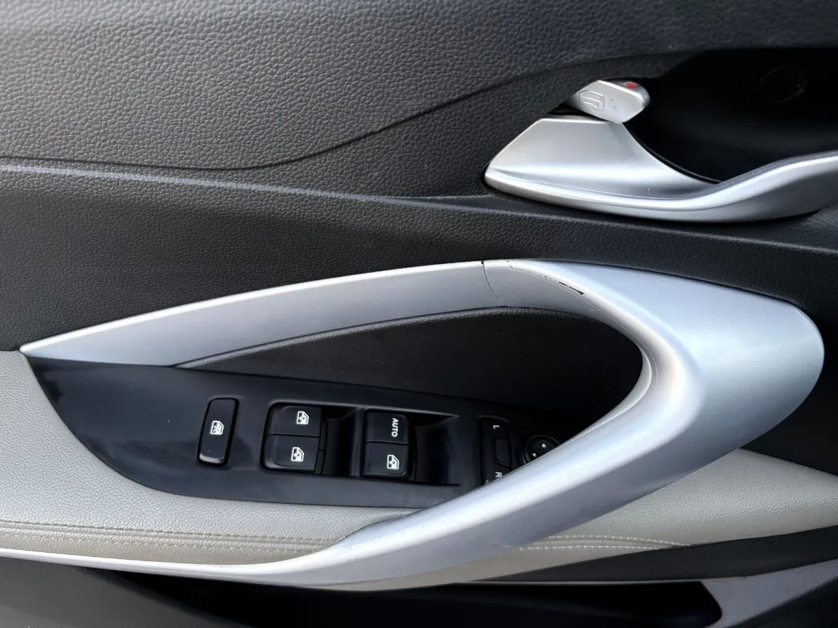 Car image 27